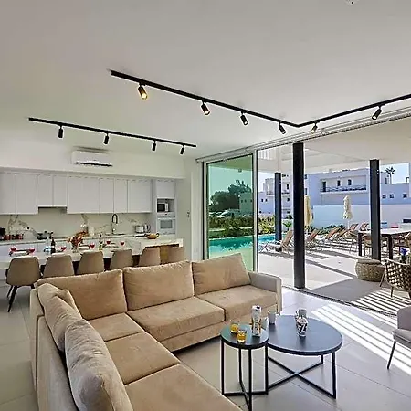 فندق New 5 Bedroom With Pool In The Center Of Kube 4